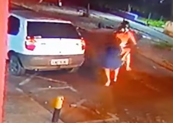 Vídeo: adolescente que roubou restaurante é arrancada de moto durante fuga na zona Sul